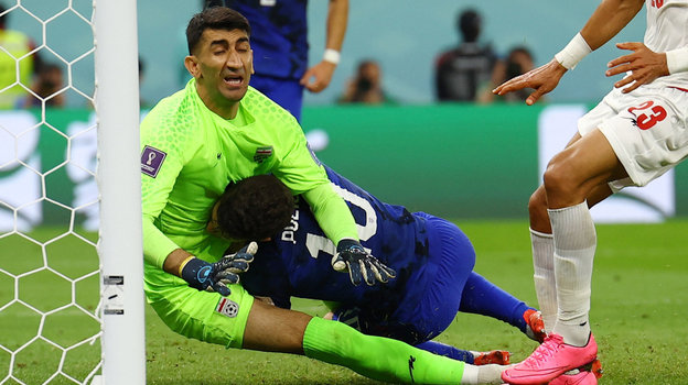 29 ноября. Иран — США — 0:1. Кристиан Пулишич врезается во вратаря соперника. Фото Reuters 29 ноября. Иран — США — 0:1. Кристиан Пулишич врезается во вратаря соперника. Фото Reuters