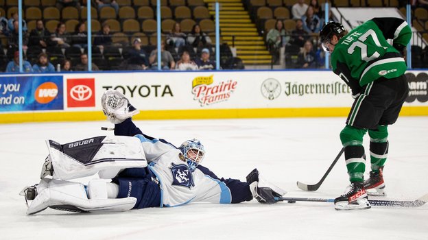 Голкипер Ярослав Аскаров делает сэйв. Фото Milwaukee Admirals Голкипер Ярослав Аскаров делает сэйв. Фото Milwaukee Admirals