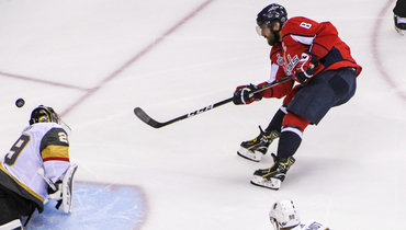 Александр Овечкин против одной из легенд современной НХЛ Марка-Андре Флери.