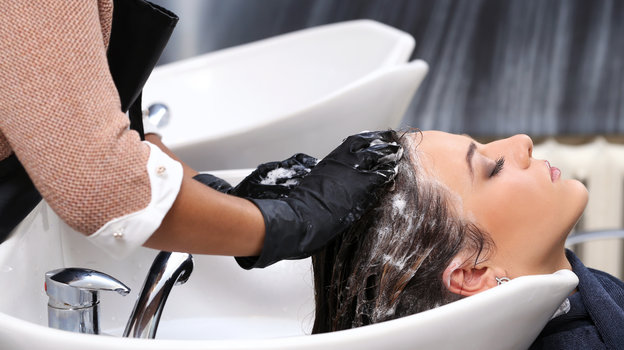 Девушка в салоне красоты. Фото Racool_studio/Freepik Девушка в салоне красоты. Фото Racool_studio/Freepik