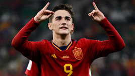 Не умеет завязывать шнурки, влюбил в себя дочь короля. 18-летний Гави сводит Испанию с ума