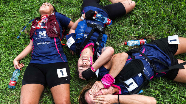 Финишировать втроем — обязательное условие гонки в Мартинике. Фото AFP Финишировать втроем — обязательное условие гонки в Мартинике. Фото AFP