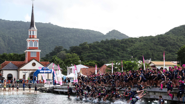 Старт гонки девушек на Мартинике. Фото AFP Старт гонки девушек на Мартинике. Фото AFP
