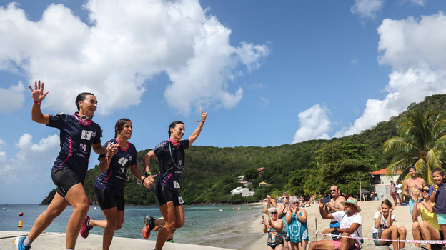Финиш команды забега на Мартинике. Фото AFP Финиш команды забега на Мартинике. Фото AFP