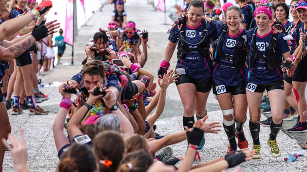 На руках подруг участница забега приходит на финиш. Фото AFP На руках подруг участница забега приходит на финиш. Фото AFP