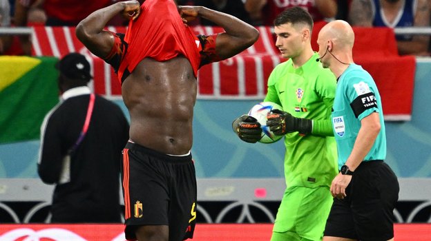 Ромелу Лукаку закрыл лицо футболкой. Фото AFP Ромелу Лукаку закрыл лицо футболкой. Фото AFP