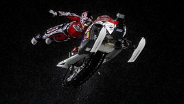 «Энергия из меня просто прет»: как гонщик летает на снегоходе без снега