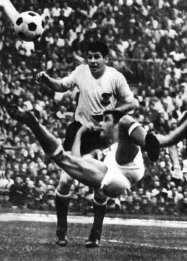 Анатолий Бышовец в игре за сборную СССР. Фото Владимир Шандрин, архив «СЭ» Анатолий Бышовец в игре за сборную СССР. Фото Владимир Шандрин, архив «СЭ»