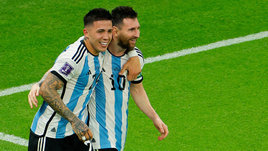 Шесть лет назад Фернандес писал послание Месси, а теперь забивает с его передач