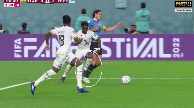 Эдинсон Кавани выставил ногу в сторону — под Алиду Сейду в матче Гана — Уругвай на ЧМ-2022. Эдинсон Кавани выставил ногу в сторону — под Алиду Сейду в матче Гана — Уругвай на ЧМ-2022.
