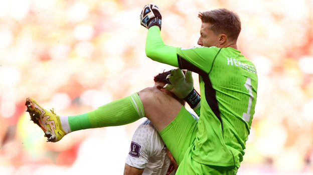 Вратарь Уэльса Уэйн Хеннесси бьет коленом иранца Махди Тареми. Фото Reuters Вратарь Уэльса Уэйн Хеннесси бьет коленом иранца Махди Тареми. Фото Reuters