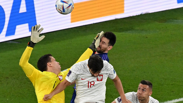 Лионель Месси получил удар вратарской перчаткой от поляка Войцеха Щенсны. Фото AFP Лионель Месси получил удар вратарской перчаткой от поляка Войцеха Щенсны. Фото AFP