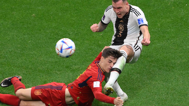 Испанец Гави врезается лицом в голень немецкого защитника Давида Раума. Фото AFP Испанец Гави врезается лицом в голень немецкого защитника Давида Раума. Фото AFP