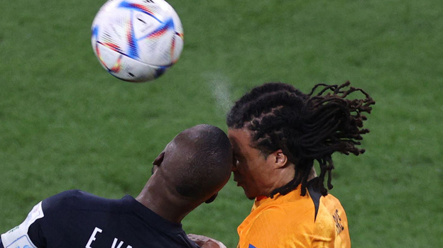 Борьба за мяч Натана Аке (слева) и Эннера Валенсии в матче Нидерланды — Эквадор. Фото AFP Борьба за мяч Натана Аке (слева) и Эннера Валенсии в матче Нидерланды — Эквадор. Фото AFP