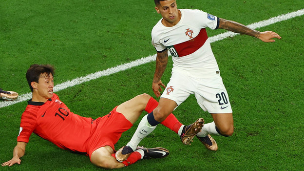 Португалец Жоау Канселу прошелся шипами по ноге корейца Ли Джэ Сона. Фото Reuters Португалец Жоау Канселу прошелся шипами по ноге корейца Ли Джэ Сона. Фото Reuters