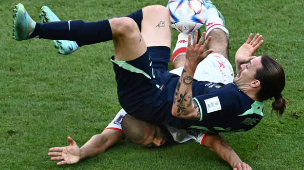 Полузащитник сборной Австралии Джексон Ирвайн жестко приземлился на тунисца Аисса Лайдуни. Фото AFP Полузащитник сборной Австралии Джексон Ирвайн жестко приземлился на тунисца Аисса Лайдуни. Фото AFP