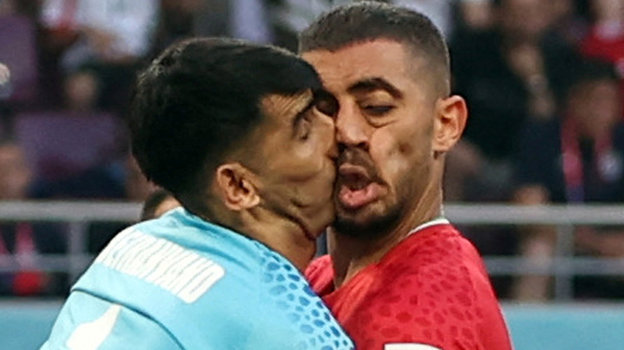 Вратарь сборной Ирана Алиреза Беранванд врезается в защитника своей команды в матче против Англии. Фото Reuters Вратарь сборной Ирана Алиреза Беранванд врезается в защитника своей команды в матче против Англии. Фото Reuters