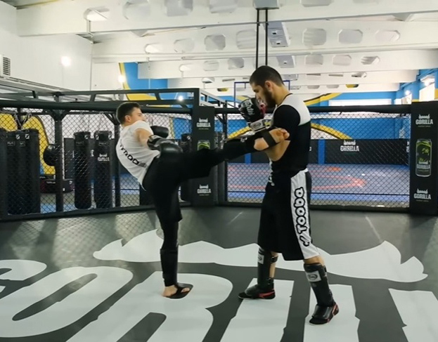 Никита Нагорный наносит кик в корпус Исламу Махачеву. Фото Скриншот с выпуска на YouTube-канале Нагорного Никита Нагорный наносит кик в корпус Исламу Махачеву. Фото Скриншот с выпуска на YouTube-канале Нагорного