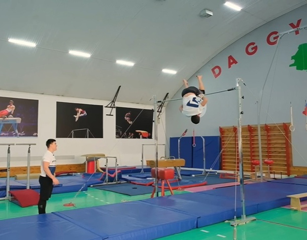 Ислам Махачев делает первую неудачную попытку «солнышка». Ислам Махачев делает первую неудачную попытку «солнышка».