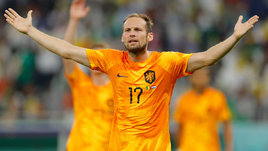 Капитан голландцев Блинд — герой. Играет с подкожным дефибриллятором после операции на сердце