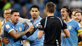 Уругваец Хименес пошел вразнос — назвал ФИФА «кучкой ублюдков» и ударил чиновника. Какие будут последствия?