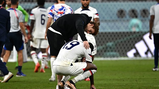 Эмоции футболистов сборной США после вылет с ЧМ-2022. Фото AFP Эмоции футболистов сборной США после вылет с ЧМ-2022. Фото AFP