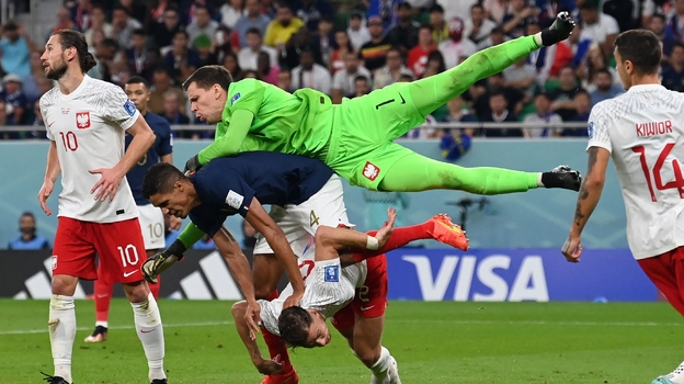 Франция — Польша: столкновение Щенсны и Варан в штрафной. Фото AFP Франция — Польша: столкновение Щенсны и Варан в штрафной. Фото AFP