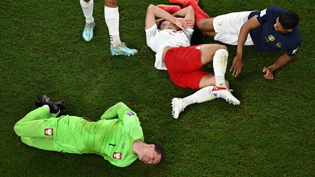 Франция — Польша: футболисты после столкновения. Фото AFP Франция — Польша: футболисты после столкновения. Фото AFP