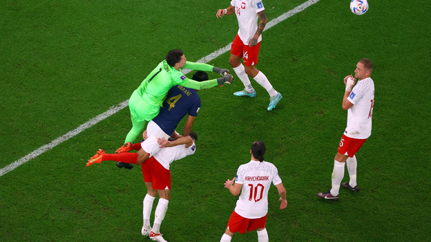 Франция — Польша: столкновение Щенсны и Варан в штрафной. Фото Reuters Франция — Польша: столкновение Щенсны и Варан в штрафной. Фото Reuters