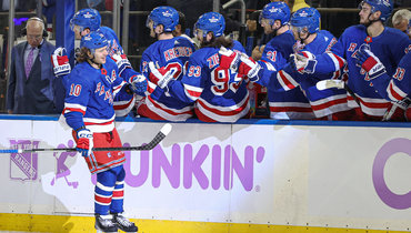 Форвард «Рейнджерс» Артемий Панарин празднует заброшенную шайбу.