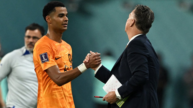 Коди Гакпо и Луи ван Гал. Фото Reuters Коди Гакпо и Луи ван Гал. Фото Reuters