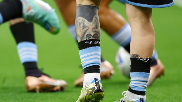 Имя старшего сына на левой икре Лионеля Месси. Фото Reuters Имя старшего сына на левой икре Лионеля Месси. Фото Reuters