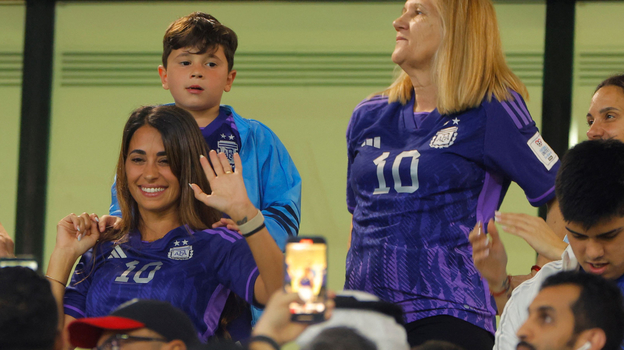 На трибуне ЧМ-2022 мама, жена и дети Лионеля Месси. Фото AFP На трибуне ЧМ-2022 мама, жена и дети Лионеля Месси. Фото AFP
