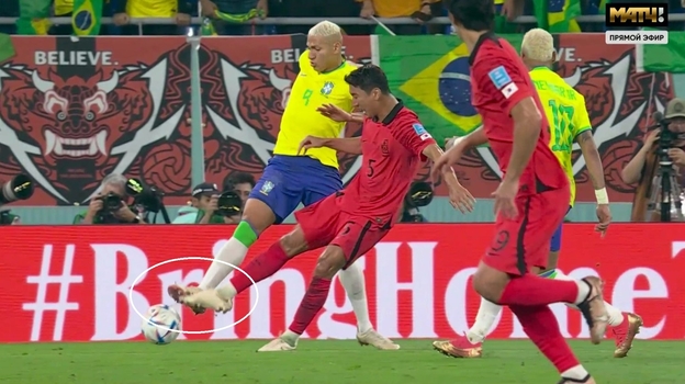 Бразилия — Корея: фол на Ришарлисоне. Фото Скриншот трансляции Бразилия — Корея: фол на Ришарлисоне. Фото Скриншот трансляции