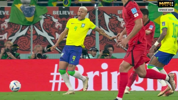Бразилия — Корея: фол на Ришарлисоне. Фото Скриншот трансляции Бразилия — Корея: фол на Ришарлисоне. Фото Скриншот трансляции