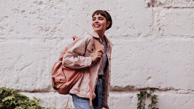 Носить рюкзаки не рекомендуются людям с проблемами спины. Фото ru.freepik.com Носить рюкзаки не рекомендуются людям с проблемами спины. Фото ru.freepik.com