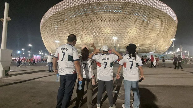 Семья из Индии в футболках Криштиану Роналду. Семья из Индии в футболках Криштиану Роналду.