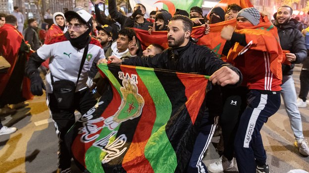 Фанаты сборной Марокко праздновали выход команды в 1/4 финала в Брюсселе. Фото AFP Фанаты сборной Марокко праздновали выход команды в 1/4 финала в Брюсселе. Фото AFP
