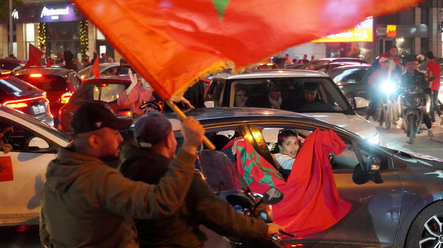 Фанаты сборной Марокко праздновали выход команды в 1/4 финала. Фото Reuters Фанаты сборной Марокко праздновали выход команды в 1/4 финала. Фото Reuters