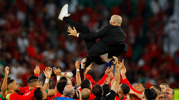 Марроканцы подбрасывают своего тренера Валида Реграгуи. Фото AFP Марроканцы подбрасывают своего тренера Валида Реграгуи. Фото AFP