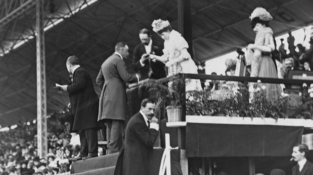 Уолтер Уайнэнс получает золотую медаль из рук королевы Александры. Фото Getty Images Уолтер Уайнэнс получает золотую медаль из рук королевы Александры. Фото Getty Images