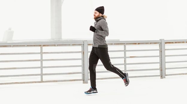 Пробежка зимой. Фото ru.freepik.com Пробежка зимой. Фото ru.freepik.com