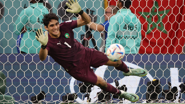 Яссин Буну отбивает пенальти в матче 1/8 финала ЧМ-2022. Фото Reuters Яссин Буну отбивает пенальти в матче 1/8 финала ЧМ-2022. Фото Reuters