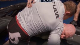 Монсон ворвался в автомобильный джиу-джитсу. Снеговик проиграл 50-летнему сопернику из-за странных правил