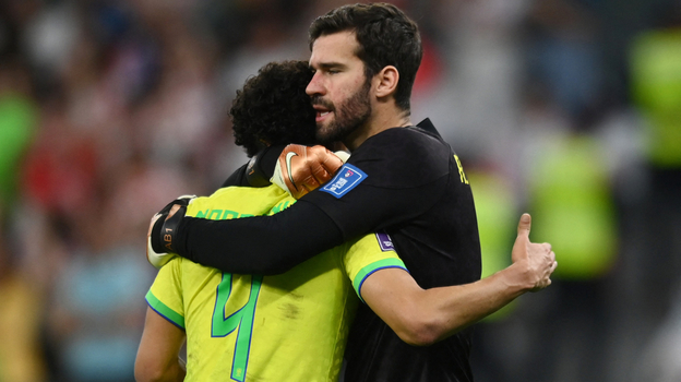 Вратарь сборной Бразилии Алиссон и Маркиньос. Фото AFP Вратарь сборной Бразилии Алиссон и Маркиньос. Фото AFP