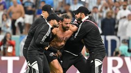 Российский блогер выбежал на поле во время матча ЧМ-2022 Нидерланды — Аргентина. Его остановили только пятеро охранников