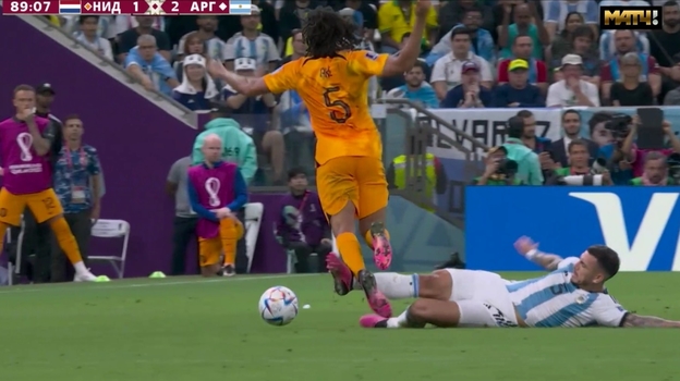 Фол Леандро Паредеса. Фото Скриншот трансляции Фол Леандро Паредеса. Фото Скриншот трансляции