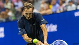 Медведев под российским флагом не смог защитить титул в Саудовской Аравии. Он провел матч упущенных возможностей