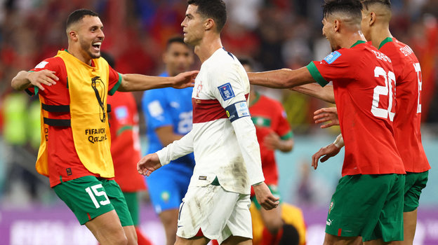 Криштиану Роналду покидает поле после матча Португалии и Марокко (0:1) на стадионе «Аль Тумама» в Дохе 10 декабря. Фото Reuters Криштиану Роналду покидает поле после матча Португалии и Марокко (0:1) на стадионе «Аль Тумама» в Дохе 10 декабря. Фото Reuters