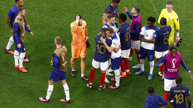 Килиан Мбаппе и Харри Кейн (в центре) после матча Франции и Англии (2:1) на стадионе «Аль-Бейт» в Эль-Хауре 10 декабря. Фото Reuters Килиан Мбаппе и Харри Кейн (в центре) после матча Франции и Англии (2:1) на стадионе «Аль-Бейт» в Эль-Хауре 10 декабря. Фото Reuters